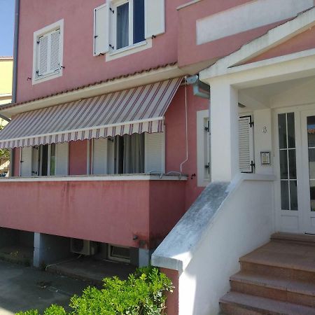 B6 Apartment Ровин Екстериор снимка