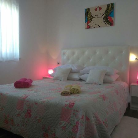 B6 Apartment Ровин Екстериор снимка