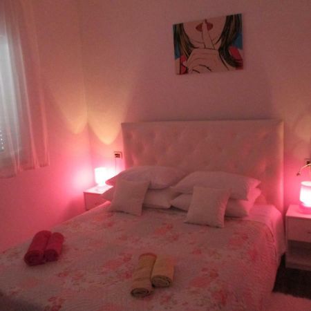B6 Apartment Ровин Екстериор снимка