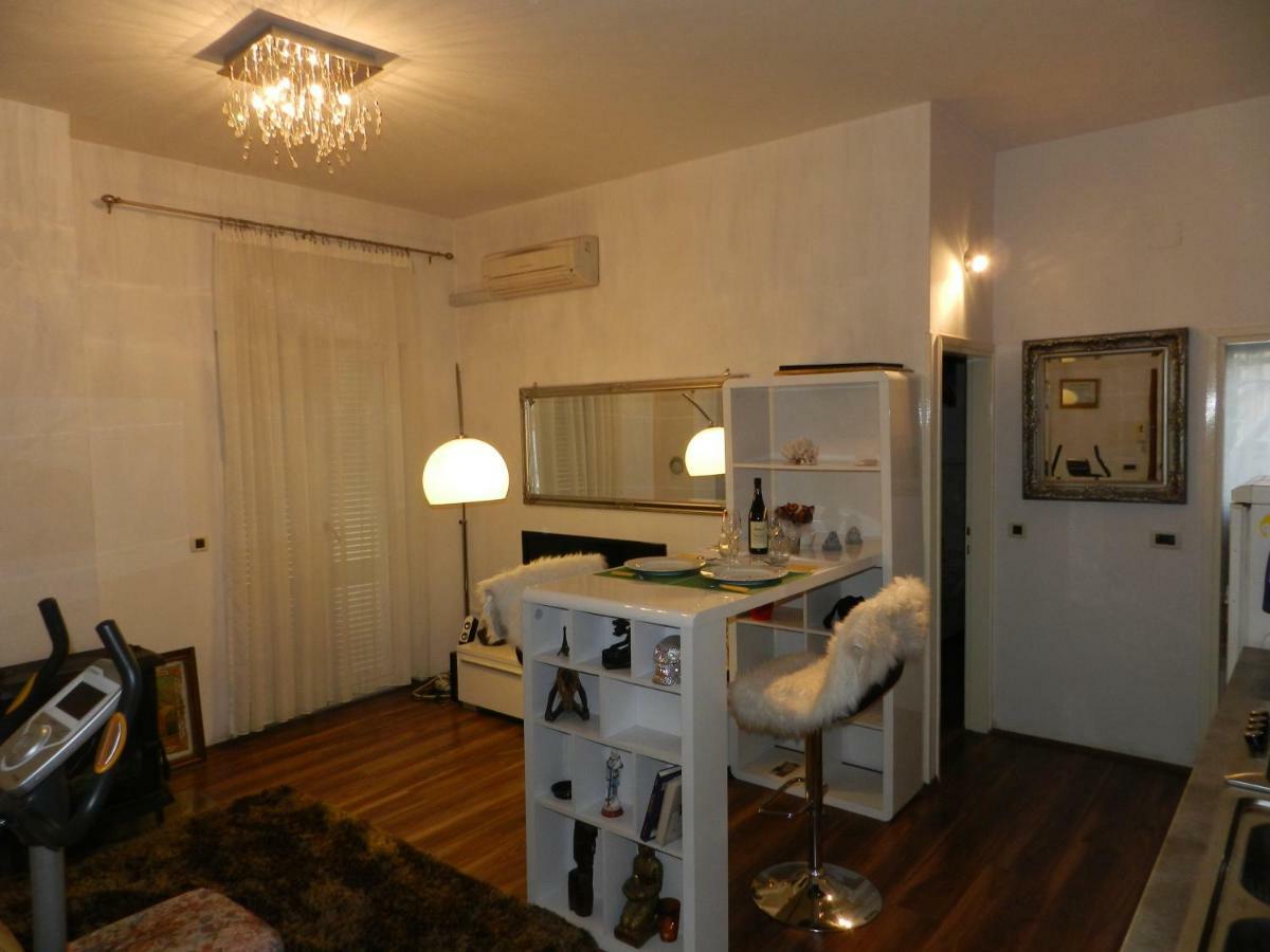 B6 Apartment Ровин Екстериор снимка