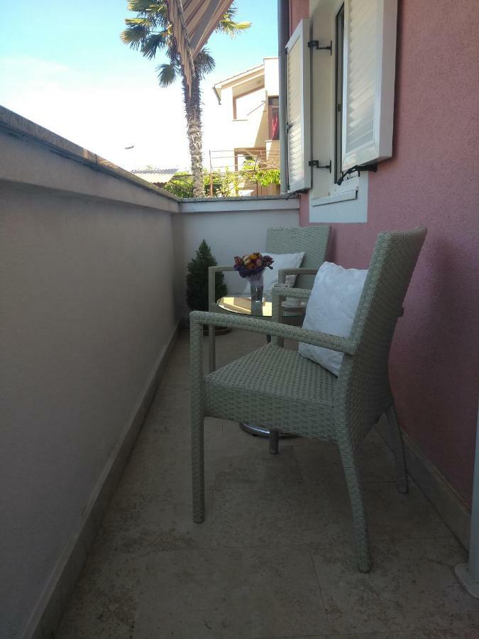 B6 Apartment Ровин Екстериор снимка