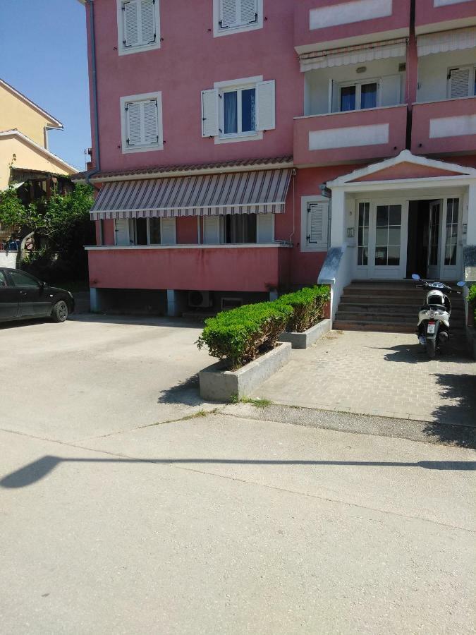 B6 Apartment Ровин Екстериор снимка