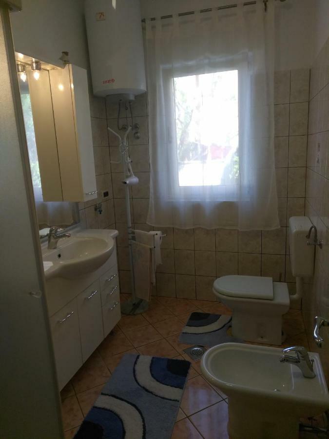 B6 Apartment Ровин Екстериор снимка