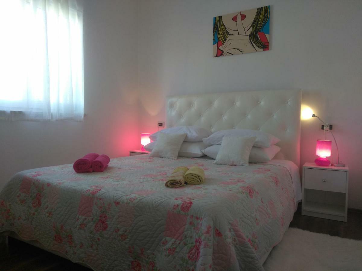 B6 Apartment Ровин Екстериор снимка