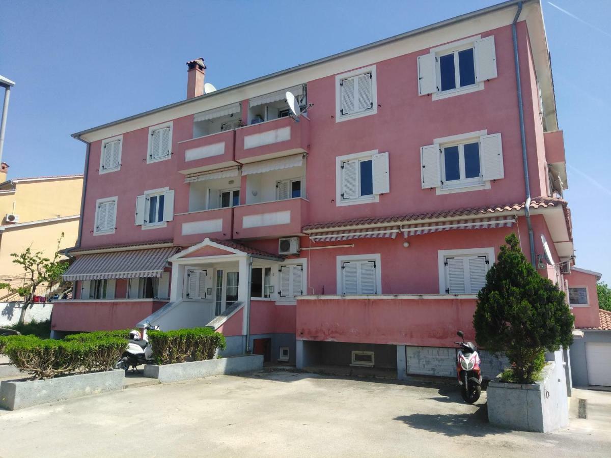 B6 Apartment Ровин Екстериор снимка