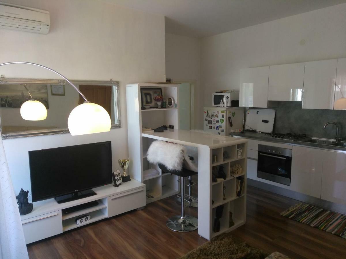 B6 Apartment Ровин Екстериор снимка